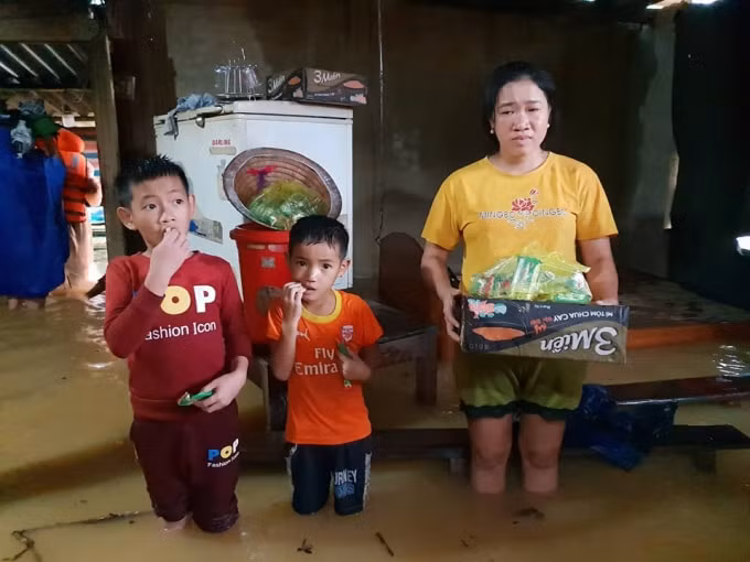 Học sinh không thể đến trường do mưa lũ trên diện rộng