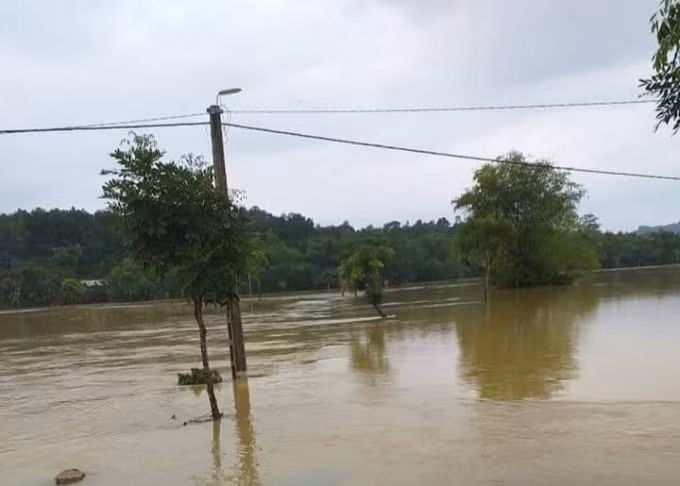 Mưa lũ gây ngập nặng tại các địa phương
