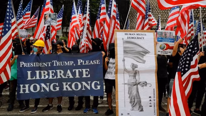 Người biểu tình tụ tập trước lãnh sự quán Mỹ tại Hong Kong hôm 7/9. Ảnh: Reuters