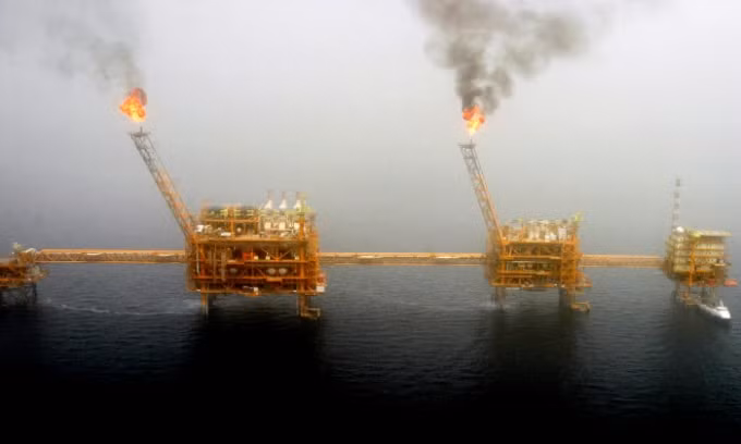 Các dàn khoan dầu của Iran. Ảnh: Reuters