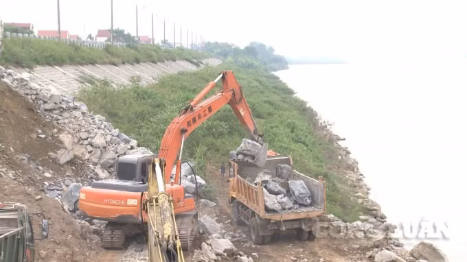 Ban Chỉ huy phòng chống lụt bão tỉnh Phú Thọ huy động đơn vị thi là Công cổ phần xây dựng 377 tham gia xử lý.