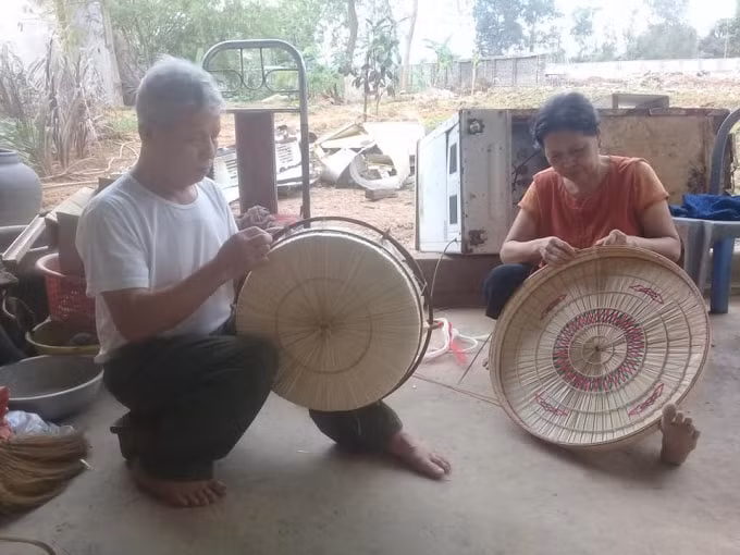 Mặc dù tuổi đã cao nhưng nghệ nhân Lê Xuân Đạt vẫn thoăn thoắt từng đường kim mũi chỉ. Ảnh Trần Toản.
