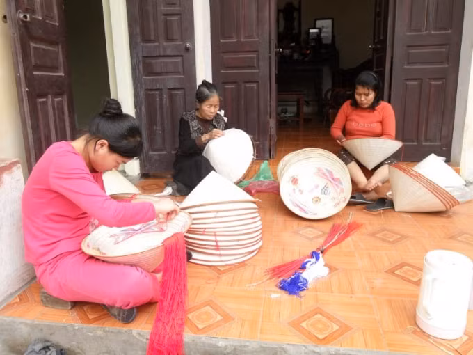 Trung bình thời gian để hoàn thiện mỗi chiếc nón được gia đình nghệ nhân Lê Xuân Đạt làm từ 8 tiếng – 2 ngày tùy theo từng kích cỡ. Ảnh Trần Toản.