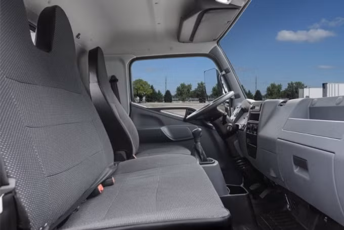 Khoang lái Mitsubishi Fuso Canter thiết kệ sang trọng, hiện đại, tiện lợi.