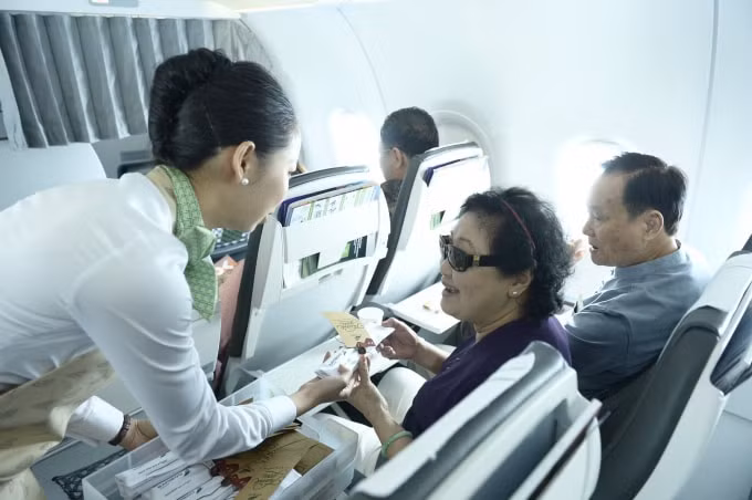 Các hành khách được nhận những phần quà Fly Green ý nghĩa trên chuyến bay này.