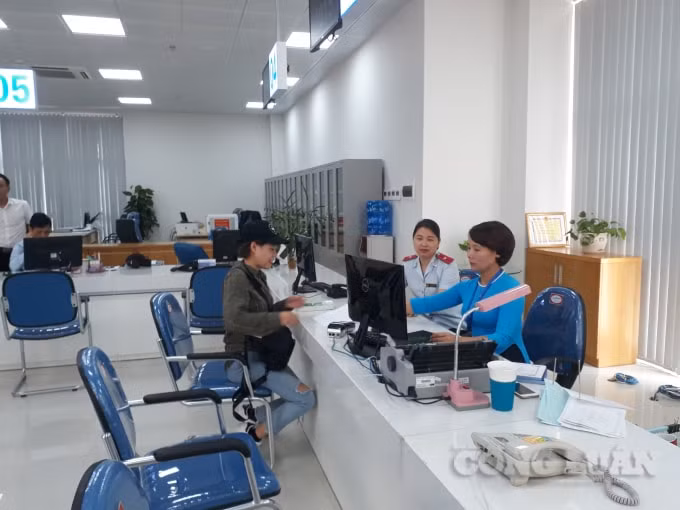 Người dân đến Trụ sở Trung tâm hành chính công mới khánh thành làm thủ tục hành chính.
