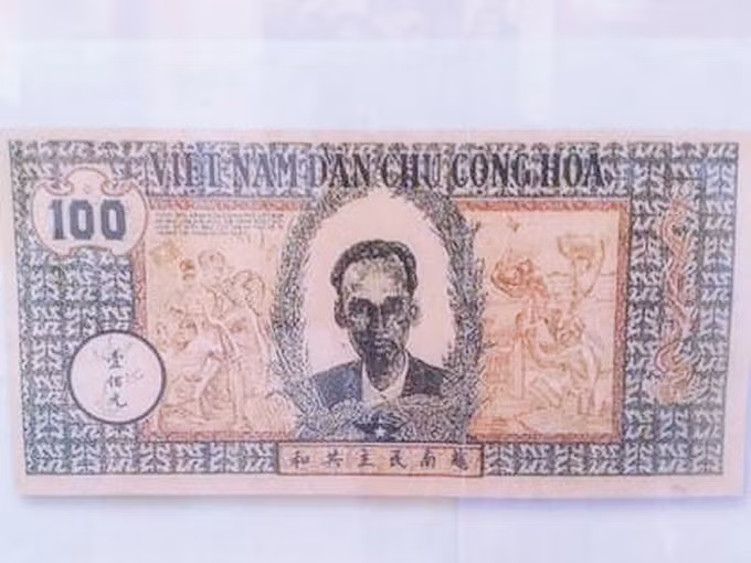 Tờ giấy bạc 100 đồng ra đời đại diện cho nền độc lập, tự do của Tổ quốc, chủ quyền thiêng liêng của quốc gia in hình Chủ tịch Hồ Chí Minh.