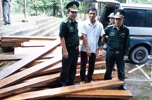 Đối tượng Thành cùng tang vật khi lợi dụng mưa bão vận chuyển gỗ trái phép