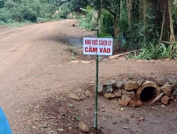 Chính quyền địa phương và ngành Y tế đã cắm biển cảnh báo cách ly, hạn chế người dân đi vào vùng có người mắc bệnh. Ảnh: daklak.gov.vn