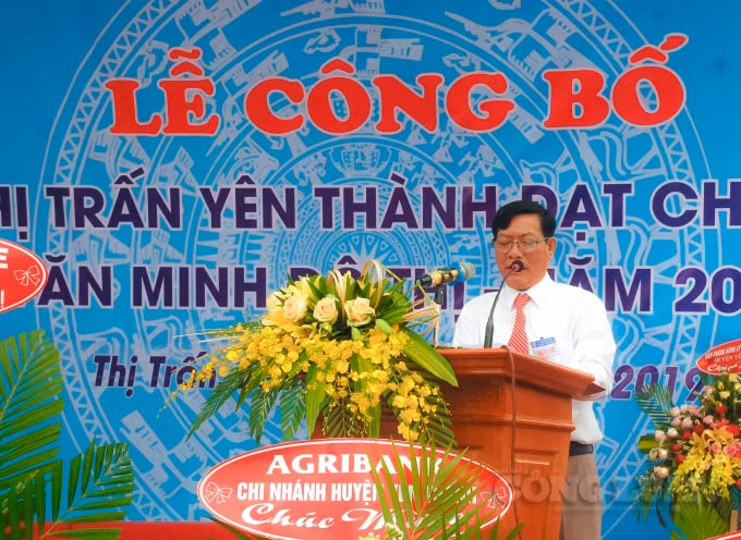 Ông Phan Doãn Hữu - Chủ tịch UBND thị trấn đọc báo cáo kết quả xây dựng thị trấn đạt chuẩn văn minh đô thị giai đoạn 2018 - 2019.