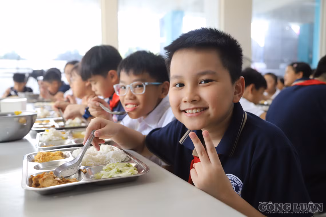 Cận cảnh bữa cơm bán trú đầu tiên của học sinh Thủ đô sau tinh gọn trường học
