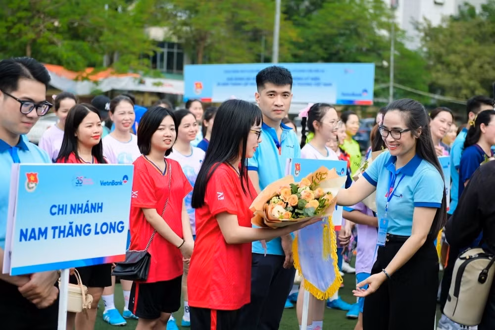 doan thanh nien vietinbank to chuc giai bong da nu thanh nien hinh 2