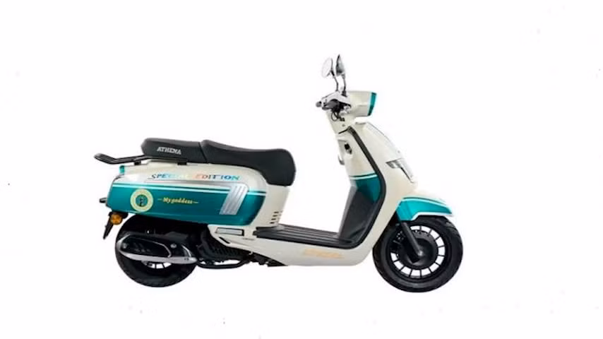 xuat hien hinh anh athena goddess 150 doi thu cua vespa hinh 3