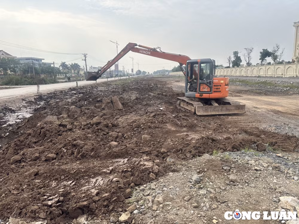 ninh binh don dep bun rac thai truoc cong cac co quan nha nuoc huyen kim son sau phan anh cua bao cong luan hinh 1