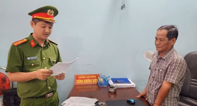 xac nhan hop dong chu ky gia truong phong cong chung an bien bi bat tam giam hinh 1