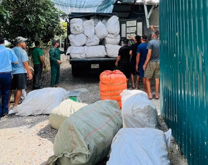 hai duong kho hang chua 25 tan quan ao second hand khong ro nguon goc hinh 2