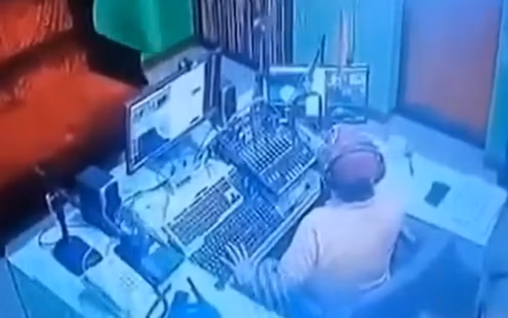 nha bao noi tieng bi ban tu vong khi dang phat song truc tiep o philippines hinh 1