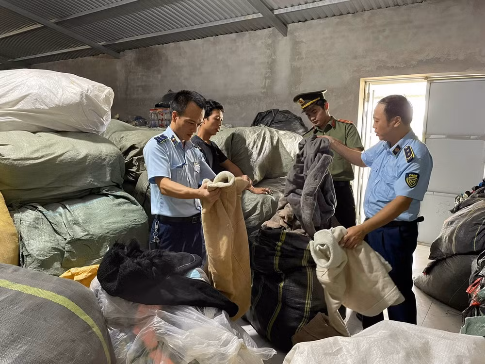 hai duong kho hang chua 25 tan quan ao second hand khong ro nguon goc hinh 1
