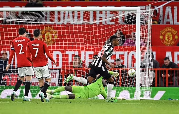 de thua newcastle mu bi loai khoi cup lien doan anh hinh 1