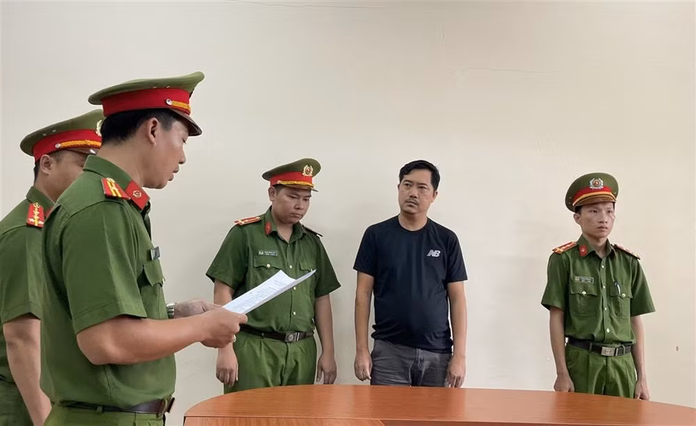triet pha duong day buon lau hang chuc nghin dien thoai di dong tu campuchia ve tp ho chi minh hinh 1