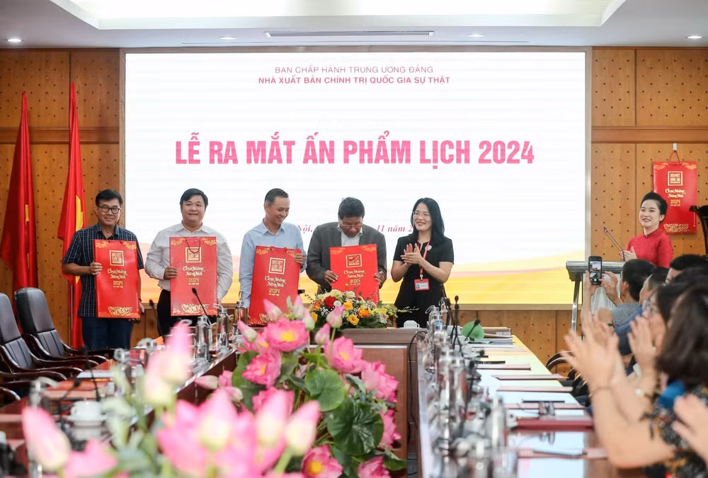 truyen kieu cua dai thi hao nguyen du co tren bo lich 2024 hinh 1