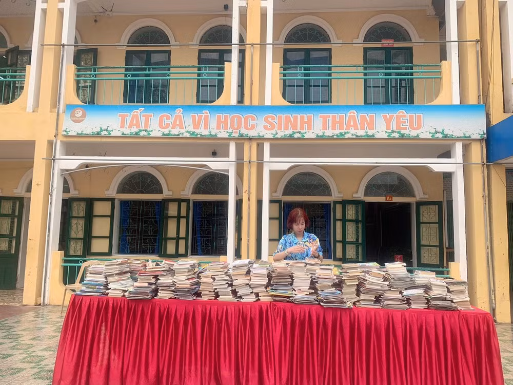 tam thu chay nuoc mat cua nhan vien thu vien truong hoc hinh 1