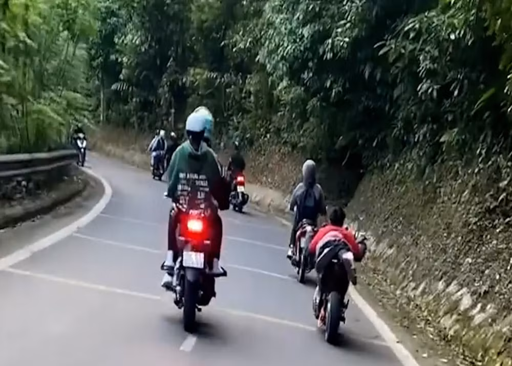 manh tay ngan chan thanh thieu nien lam xiec phong bat mang tren duong hinh 2