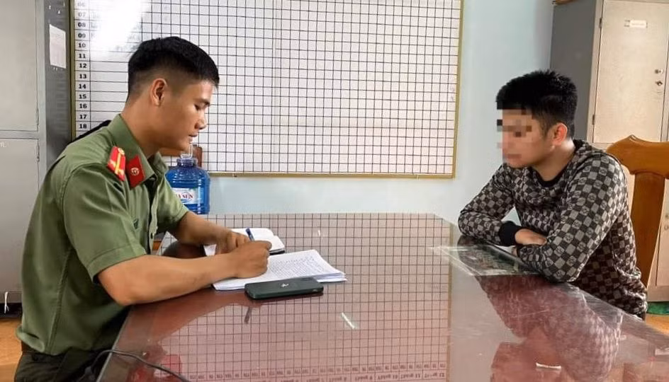gia lai nam thanh nien muon trang phuc cong an mac chup anh de cau view hinh 1