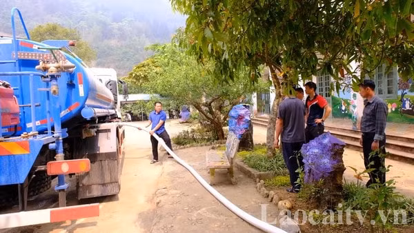 xe cuu hoa cong an lao cai tiep te nuoc sach cho truong hoc vung cao hinh 1