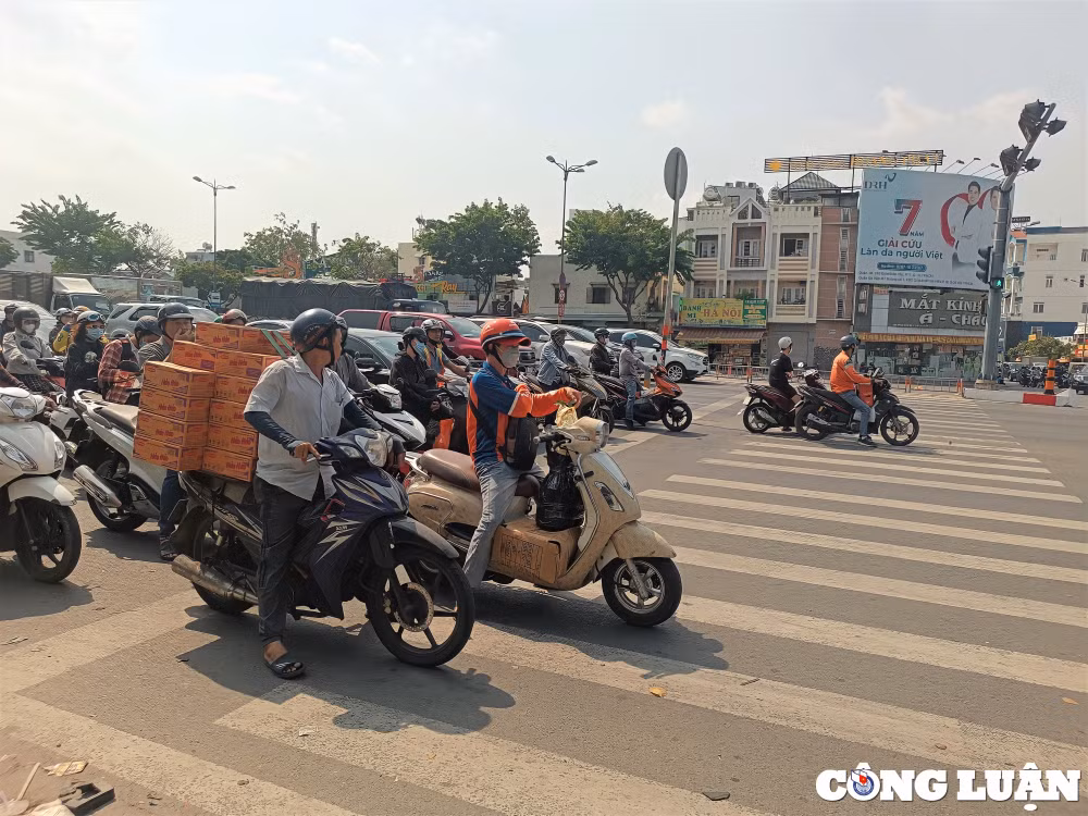 nguoi dan tim du cach tranh nang trong dot nong cao diem tai tp hcm hinh 1