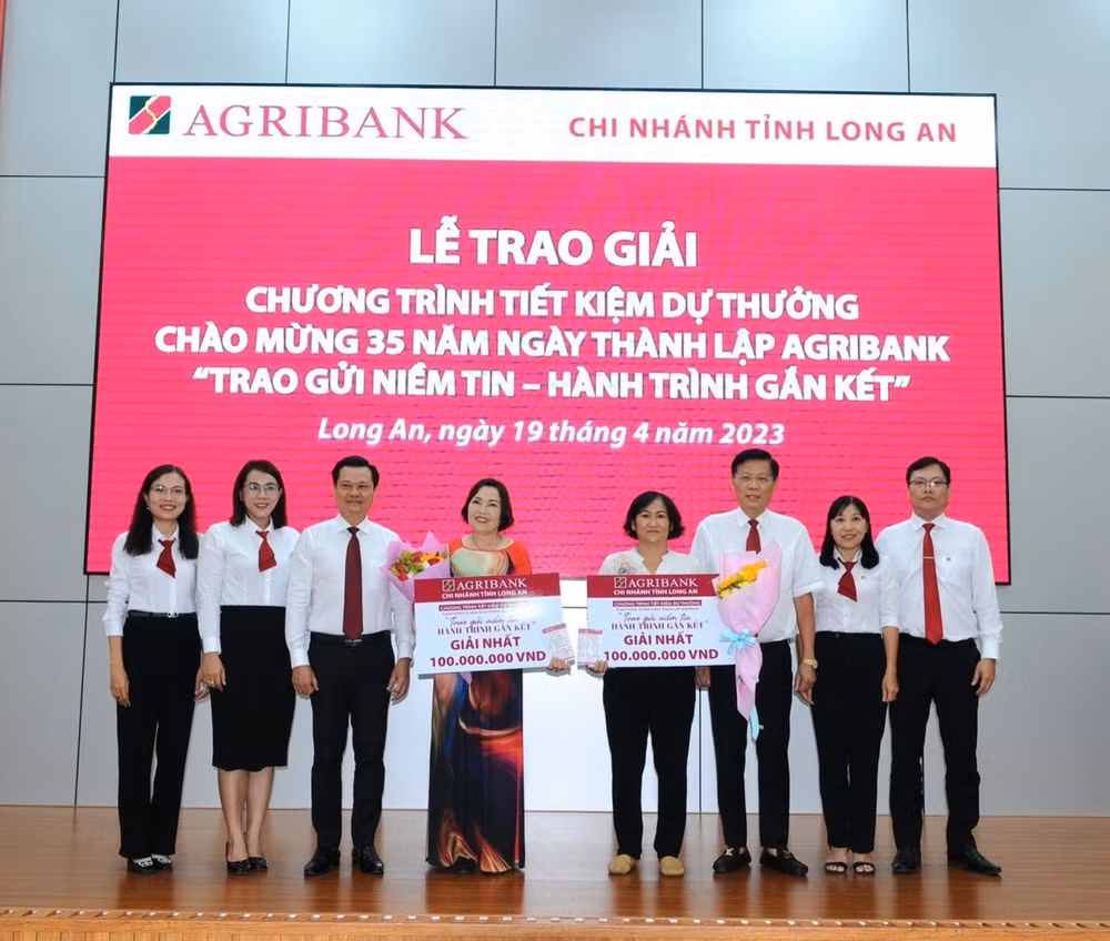 agribank trao thuong giai dac biet 01 ty dong cho khach hang gui tien tai soc trang hinh 3