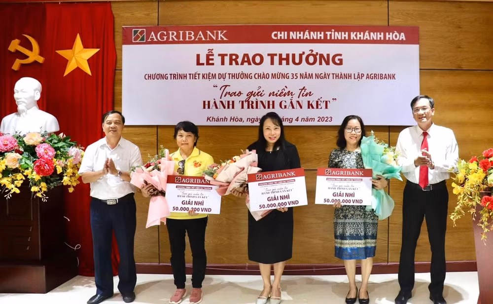 agribank trao thuong giai dac biet 01 ty dong cho khach hang gui tien tai soc trang hinh 4