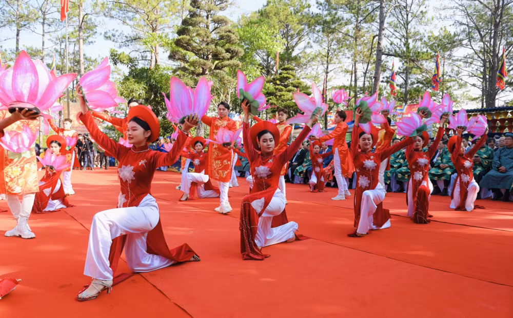 huong ve coi nguon dang huong tuong nho vua hung tai den tho au lac tinh lam dong hinh 6