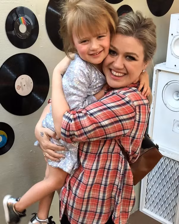 con gai kelly clarkson bi bat nat o truong vi chung kho doc hinh 3