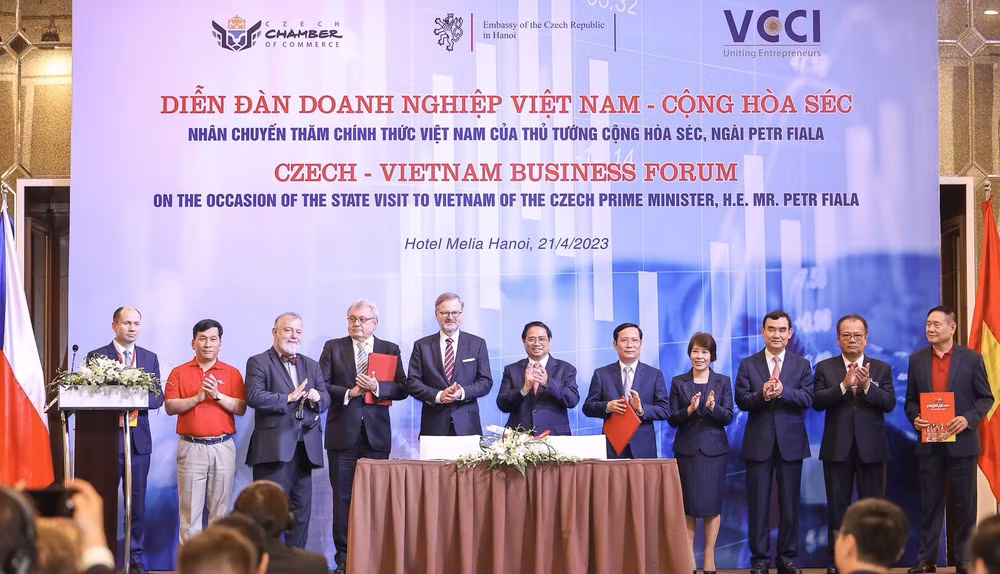 vietjet ky thoa thuan hop tac cung truong bay f air truoc su chung kien cua thu tuong hai nuoc viet nam sec hinh 2