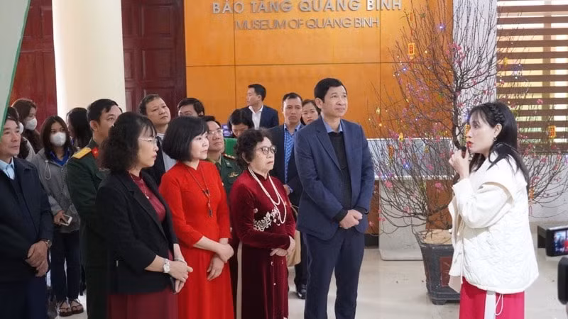 trien lam tho dien ca lich su theo dau chan dai tuong tai lang van hoa hinh 2