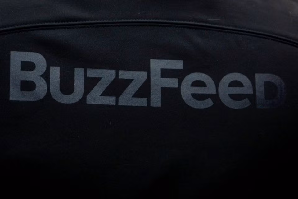 buzzfeed bat ngo khai tu mang tin tuc hinh 1