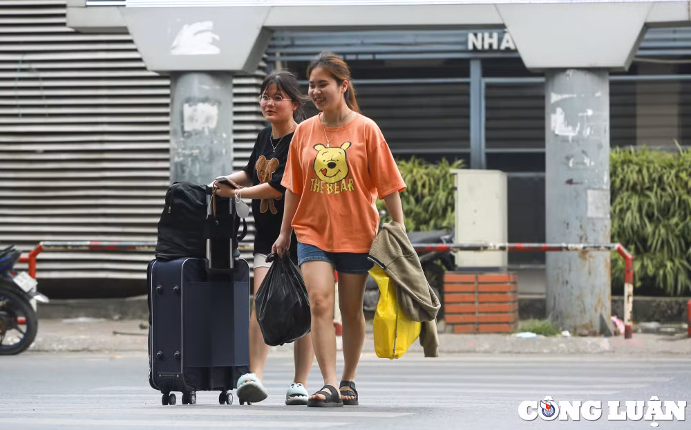 ha noi nguoi dan linh khinh do dac do ra ben xe khach de ve que nghi le hinh 9