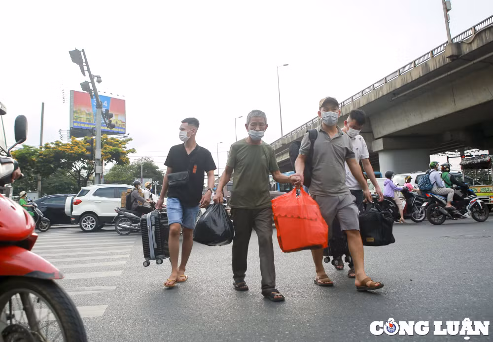 ha noi nguoi dan linh khinh do dac do ra ben xe khach de ve que nghi le hinh 6