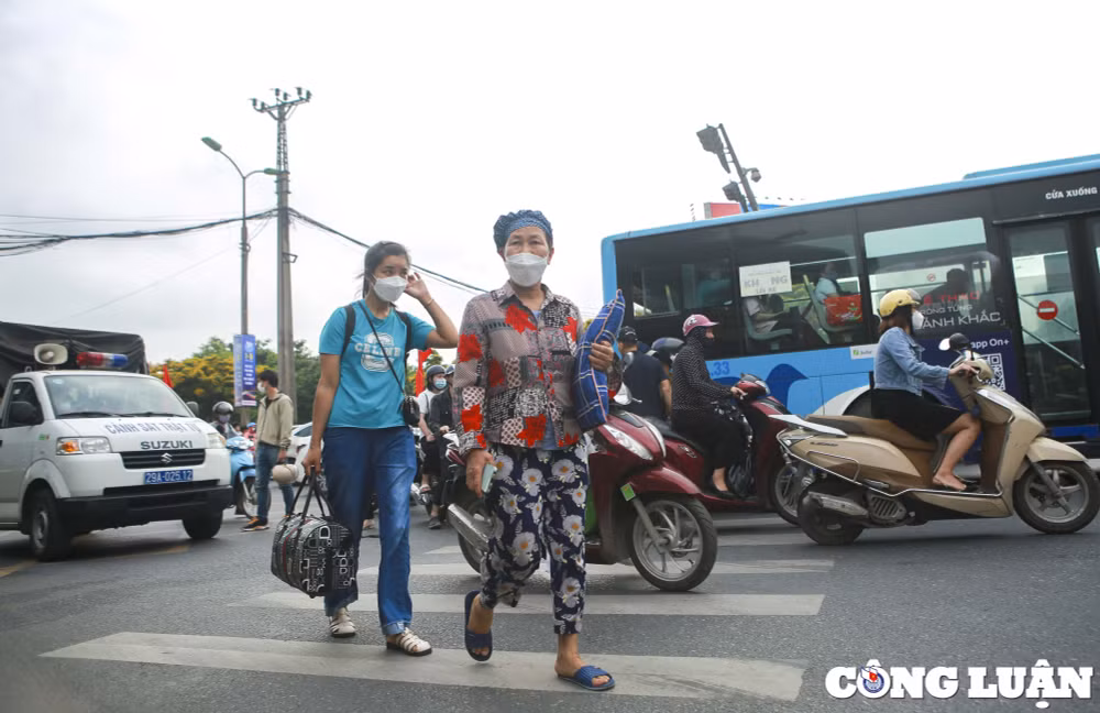 ha noi nguoi dan linh khinh do dac do ra ben xe khach de ve que nghi le hinh 7
