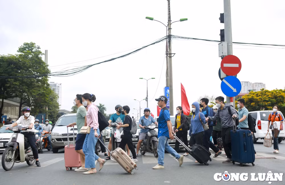 ha noi nguoi dan linh khinh do dac do ra ben xe khach de ve que nghi le hinh 8
