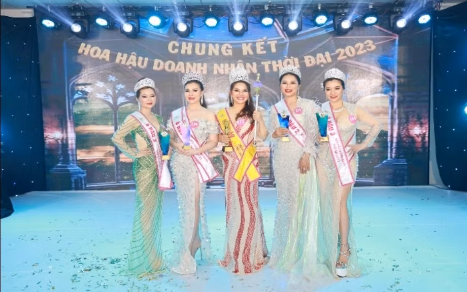 doanh nhan le thi tham dang quang hoa hau doanh nhan thoi dai 2023 hinh 3