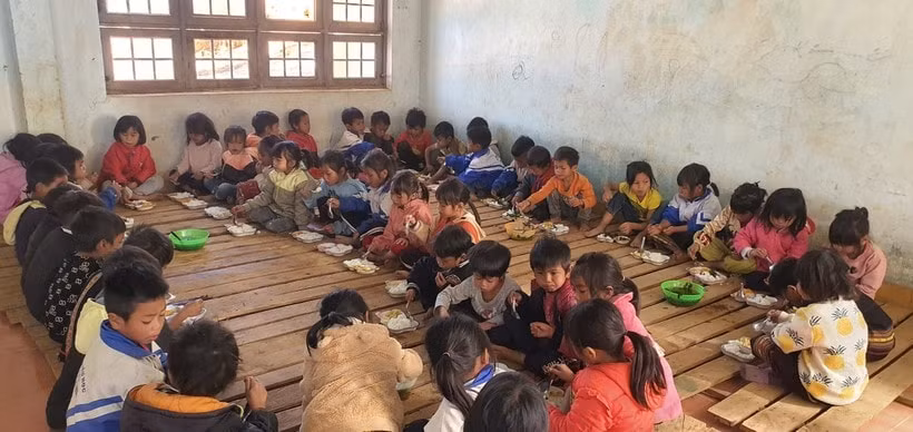 kon tum nha truong ban heo duy tri bua an ban tru vi so tro ngheo bo hoc hinh 1