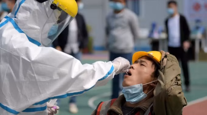 Công nhân xây dựng tại tỉnh Hồ Bắc, Trung Quốc, được xét nghiệm nCoV. Ảnh: Reuters