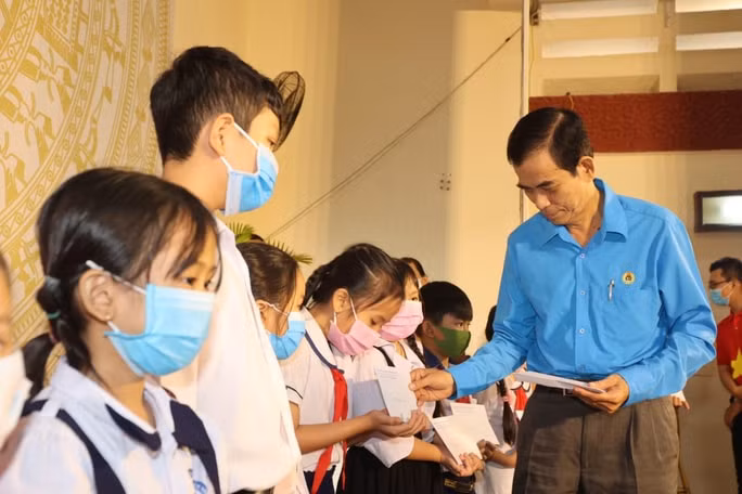 Trao 150 suất học bổng cho học sinh ở Tiền Giang. Ảnh: Quang Liêm