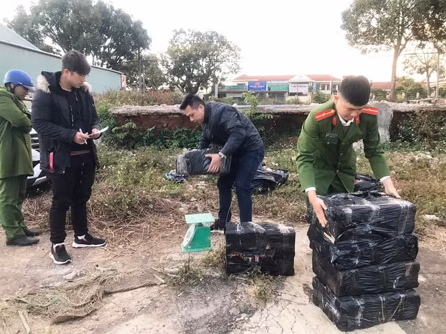 Lực lượng Công an phát hiện và thu giữ 180kg pháo tại bãi đất trống. Ảnh: dantri.com.vn