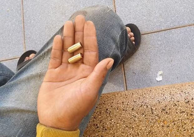 Hai vỏ đạn được gia đình nạn nhân nhặt được. Ảnh: Giao Thông
