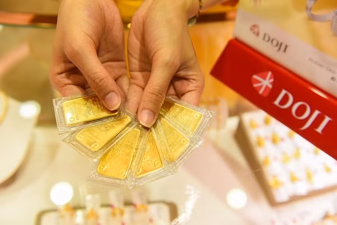 Giao dịch vàng miếng tại DOJI. Ảnh: DOJI.