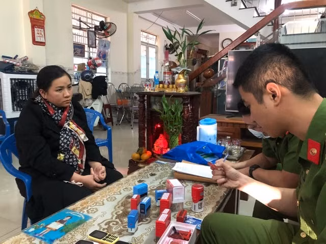 Đối tượng Lê Thị Sương tại cơ quan Công an. Ảnh: dantri.com.vn
