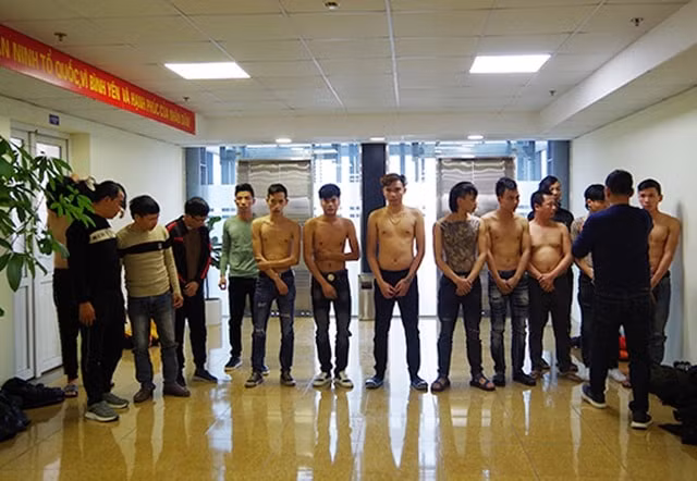 Các đối tượng tại cơ quan Công an. Ảnh: dantri.com.vn